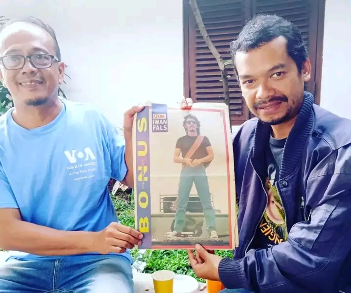 Momen kopi darat (kopdar) sesama pendengar Ganesha Iwan Fals (GIF) mempertemukan Kin Sanubary dan Kemal Ferdiansyah dalam semangat persaudaraan. (Sumber: Koleksi Kin Sanubary)