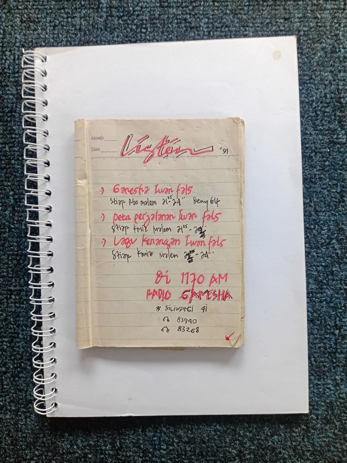 Buku catatan milik Kin Sanubary yang berisi dokumentasi dan arsip kegiatan acara Ganesha Iwan Fals pada era 1990-an, yang disiarkan oleh Radio Ganesha Bandung. (Foto: Kin Sanubary)