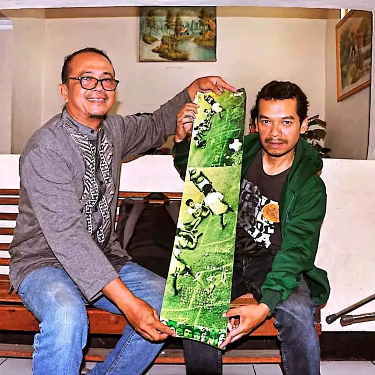Kemal Ferdiansyah dan Kin Sanubary, dua pendengar setia acara Ganesha Iwan Fals. (Foto: Agus Wahyudi)