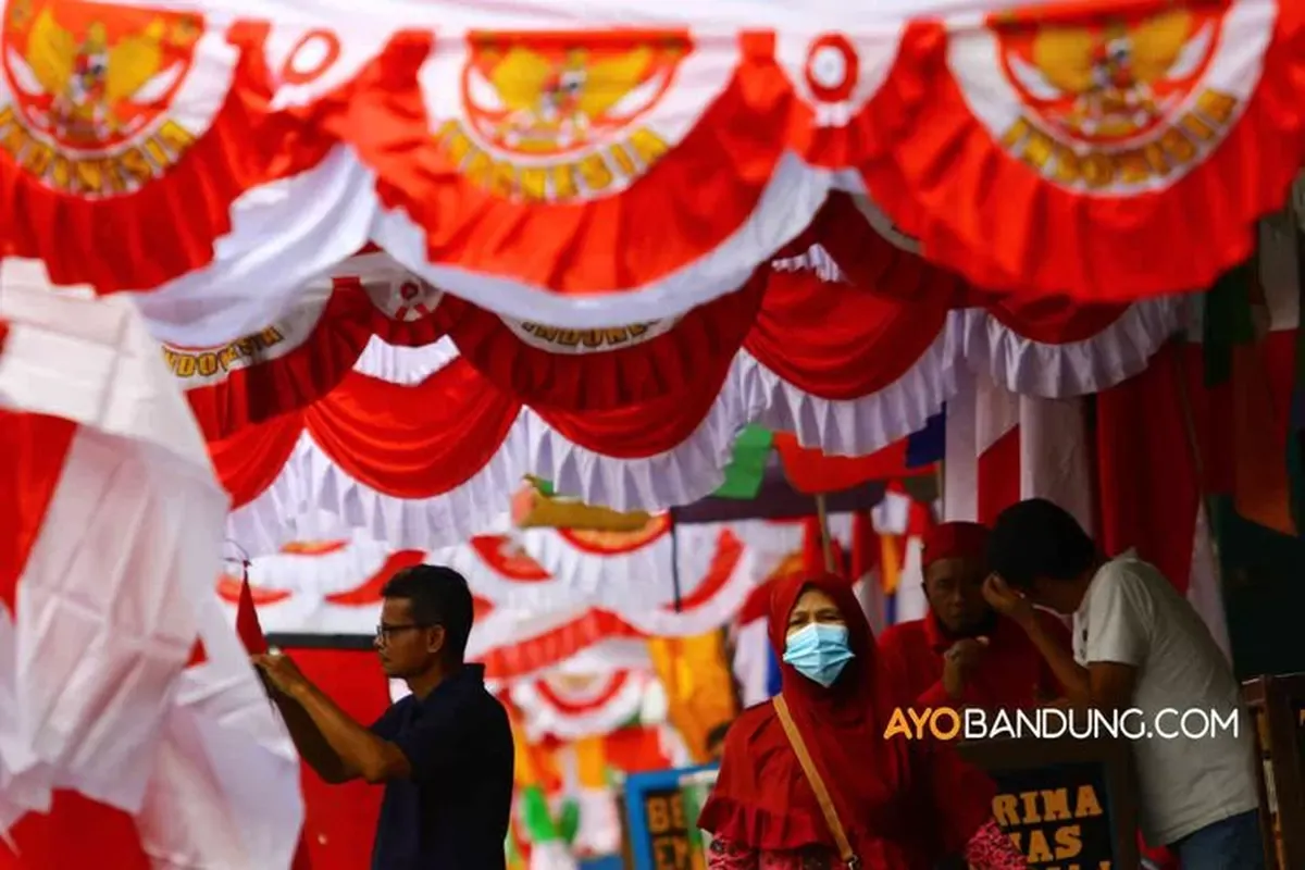 Beragam bendera merah putih yang dijual para pedagang selama bulan Agustus. (Sumber: Ayobandung.com | Foto: Irfan Al-Faritsi)