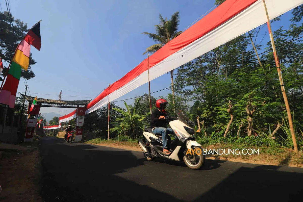 Warga Kampung Pengkolan Pasang Bendera Merah Putih Sepanjang 540 Meter pada tahun 2023. (Sumber: Ayobandung.com | Foto: Irfan Al-Faritsi)