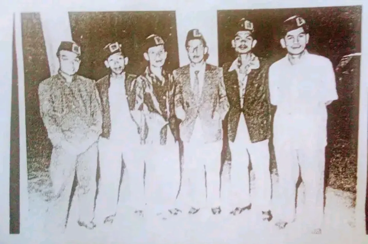 Bari Lukman (paling kanan) bersama sejumlah wartawan Bandung. (Sumber: Dokumentasi Kin Sanubary)