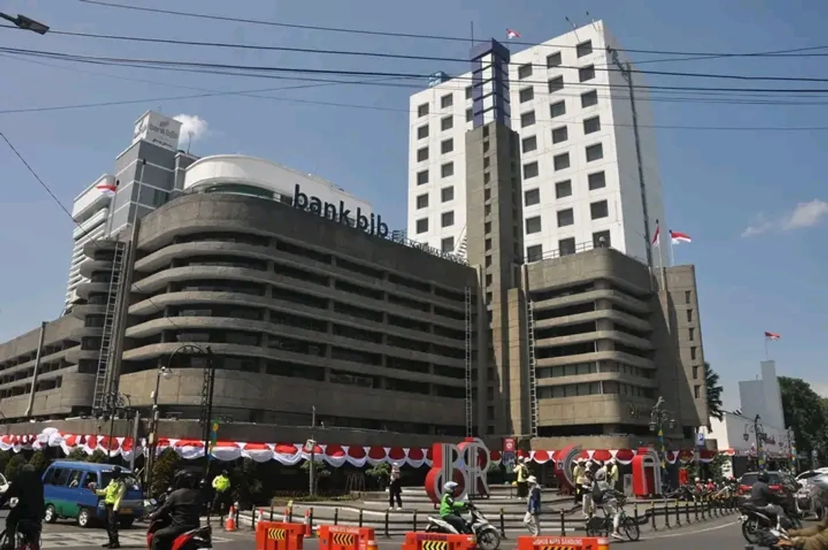 Gedung Denis di Jalan Braga, Bandung, tempat Bendera Merah Putih pertama kali dikibarkan di Bandung. Kini, gedung tersebut digunakan sebagai kantor Bank Jawa Barat Banten (BJB). (Sumber: Agus Wahyudi)