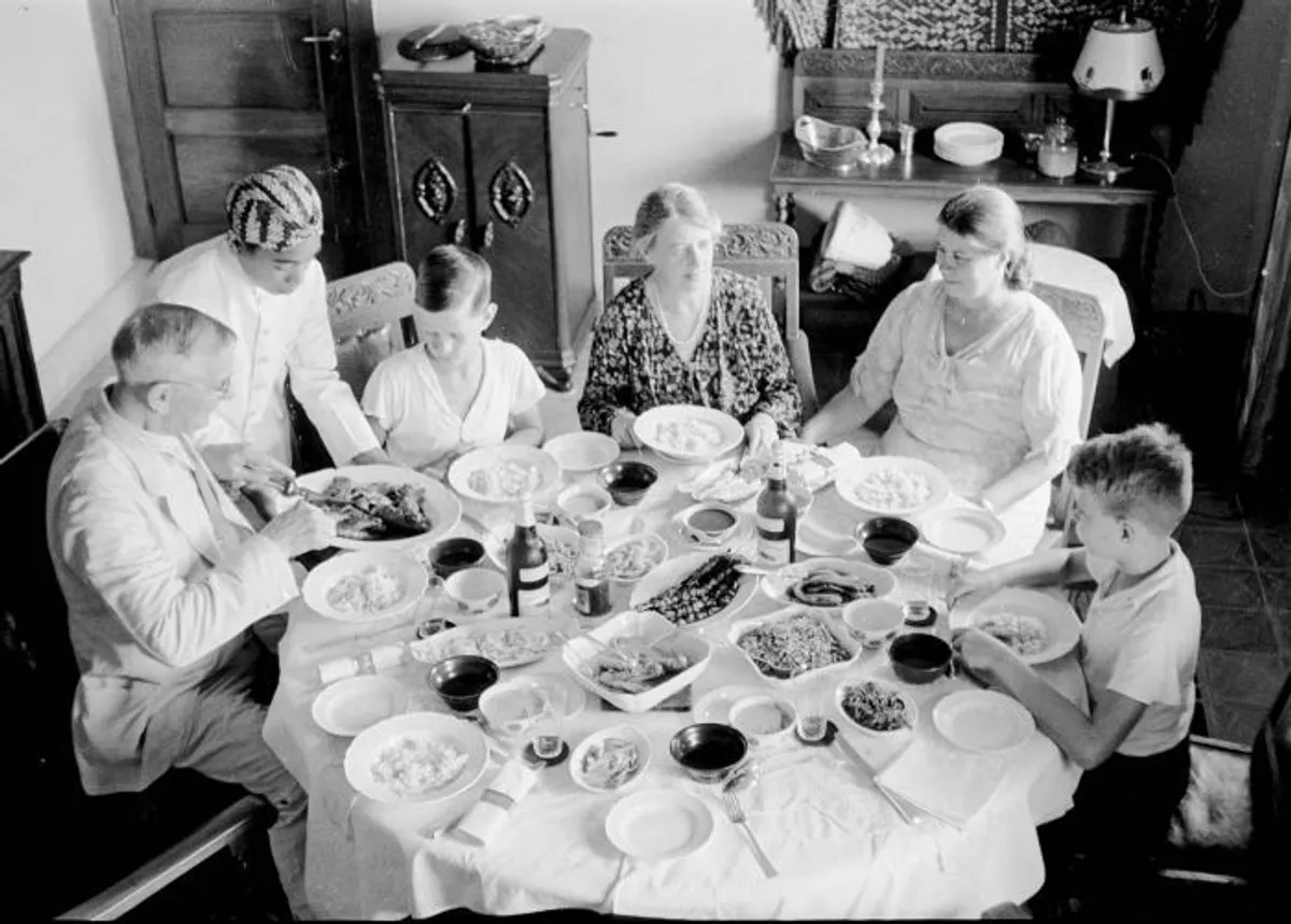 Keluarga C.H. Japing dalam sebuah acara rijsttafel bersama Bibi Jet dan Paman Jan Breeman di Bandung. (Sumber: Collectie Stichting Nationaal Museum van Wereldculturen | Foto: Christoffel Hendrik)