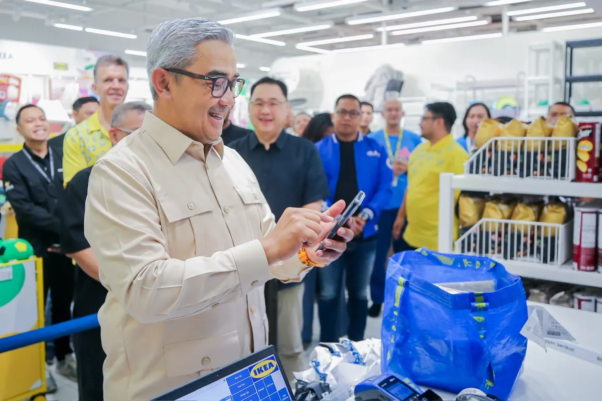Walikota Bandung sedang meninjau aktivitas perekonomian dan investasi (Sumber: bandung.go.id)