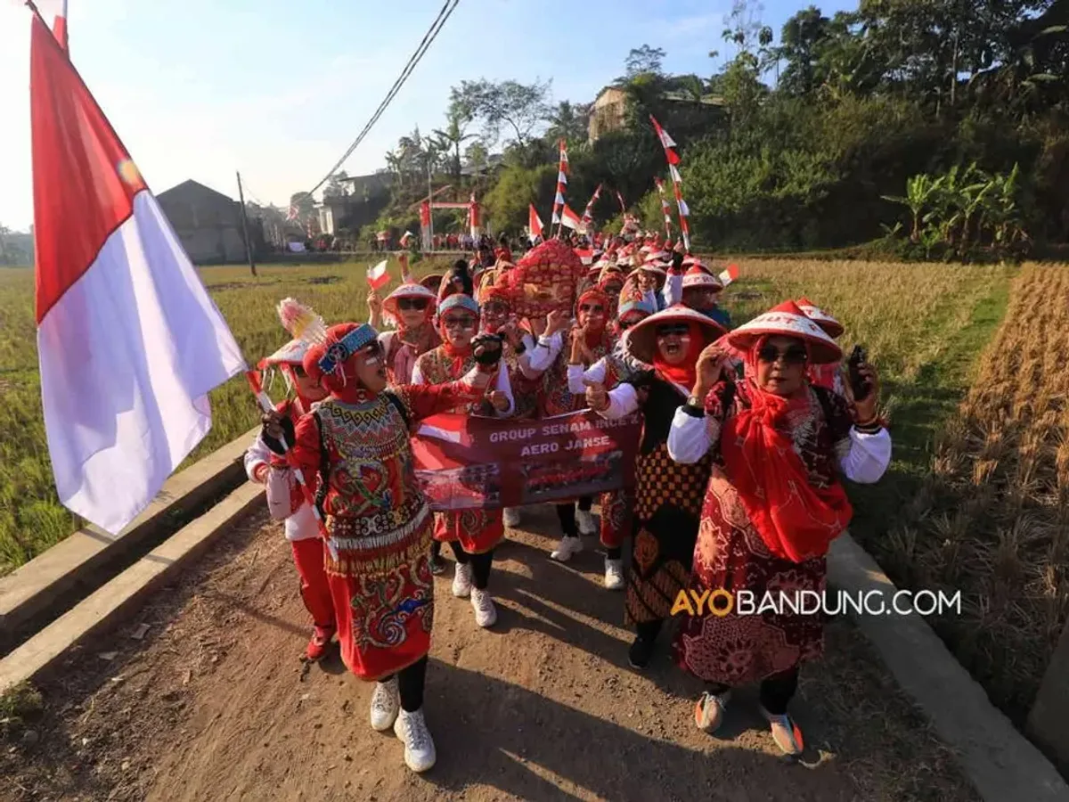 Serunya parade jampana saat melintas di Kampung Cidadap, Desa Padalarang (Sumber: ayobandung.com | Foto: Irfan Al-Faritsi)