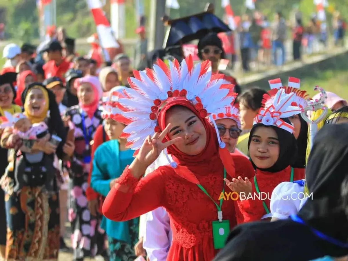 Asyiknya parade jampana saat melintas di Kampung Cidadap, Desa Padalarang (Sumber: ayobandung.com | Foto: Irfan Al-Faritsi)