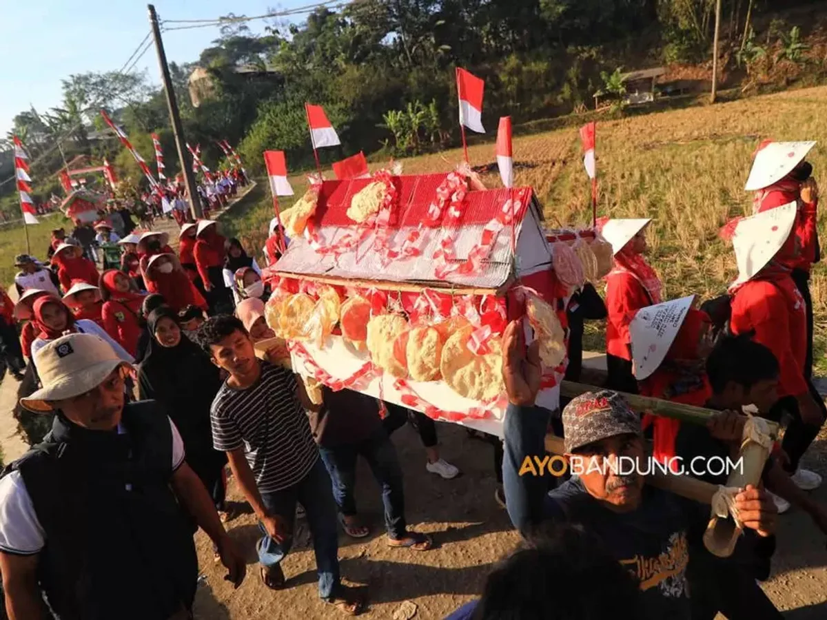 Suasana parade jampana saat melintas di Kampung Cidadap, Desa Padalarang (Sumber: ayobandung.com | Foto: Irfan Al-Faritsi)