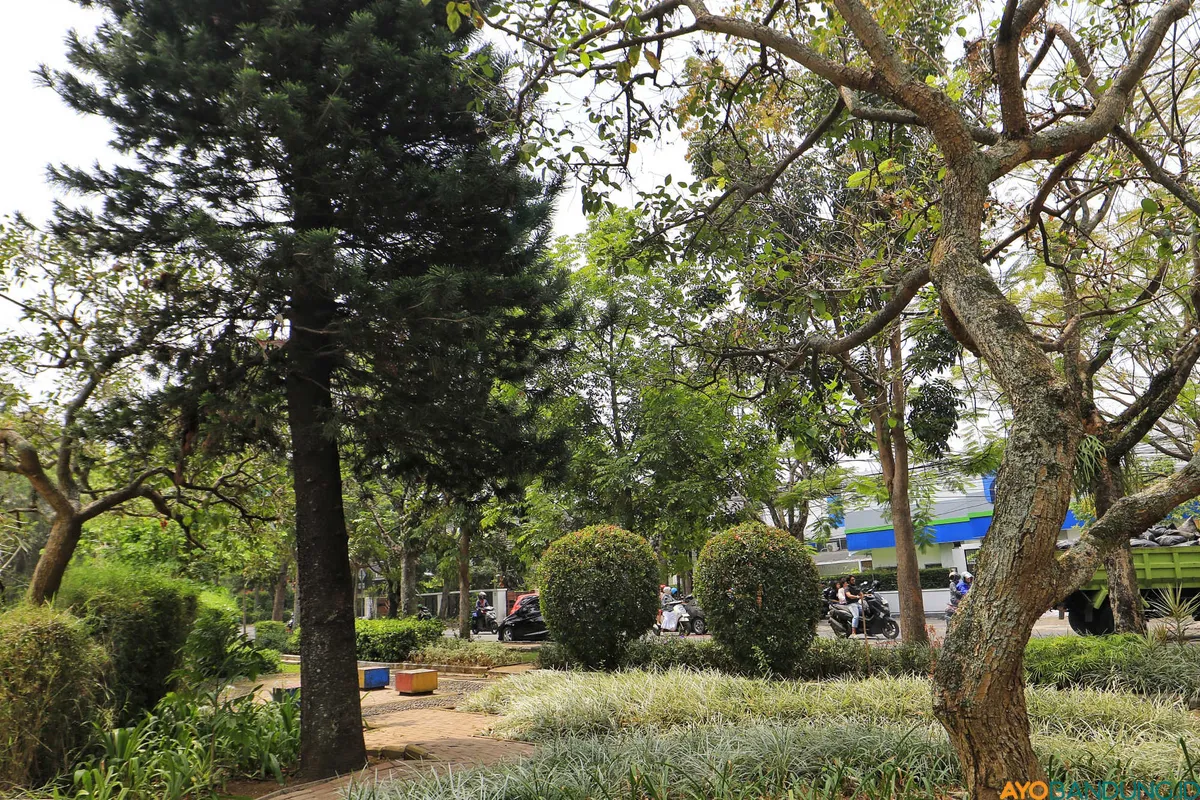 Taman Arcamanik Endah pada Rabu, 19 Agustus 2026. Taman ini biasanya disinggahi warga pada sore hingga malam untuk bersantai dan jajan camilan. (Sumber: ayobandung.id | Foto: Irfan Al Faritsi)