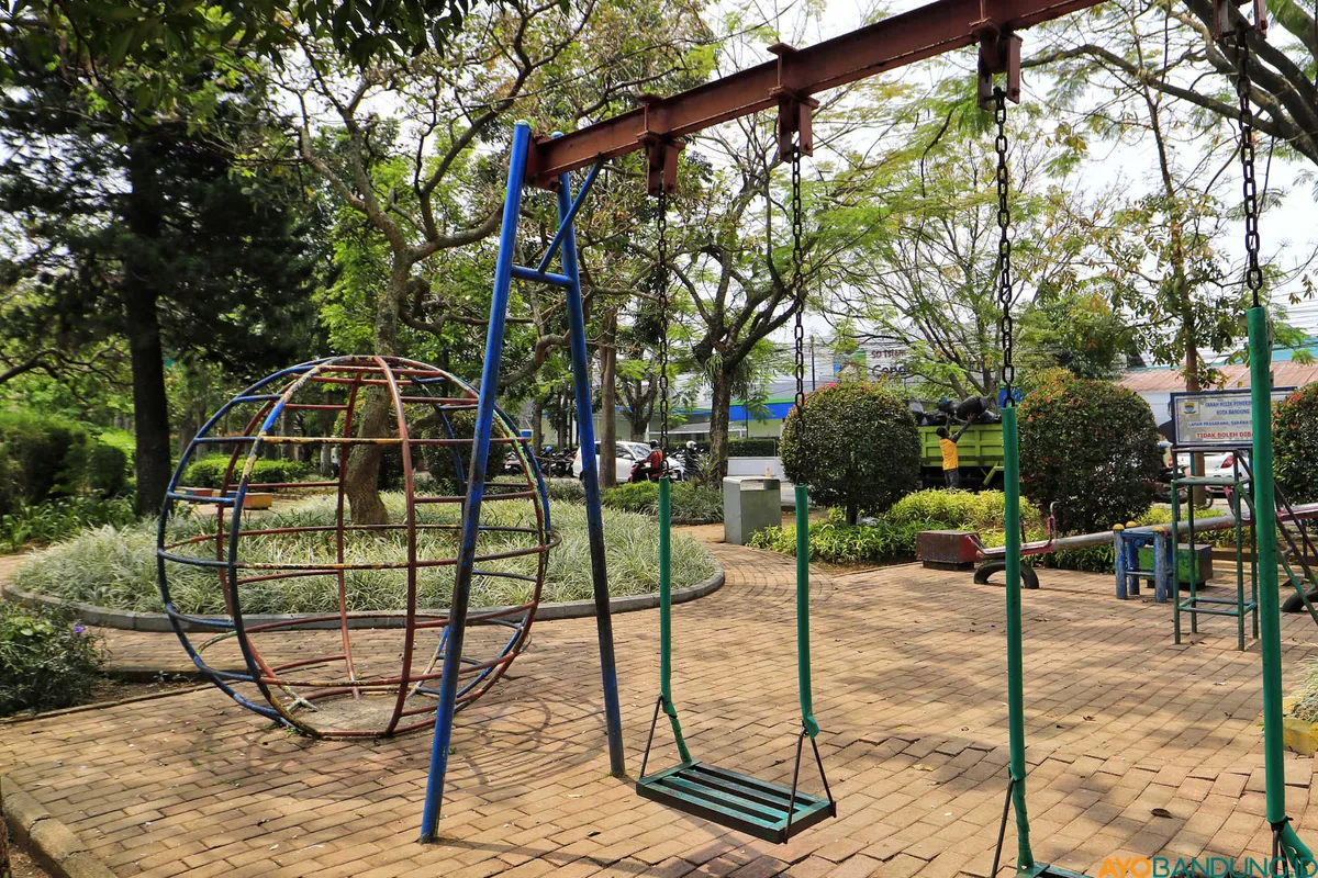 Taman Arcamanik Endah yang merupakan kawasan RTH dilengkapi permainan anak. (Sumber: ayobandung.id | Foto: Irfan Al Faritsi)