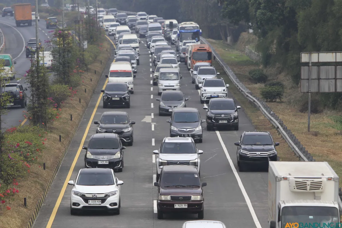 Kendaraan mengantre panjang menjadi pemandangan umum di gerbang tol Pasteur, Kota Bandung pada saat libur. (Sumber: ayobandung.id | Foto: Irfan Al Faritsi)