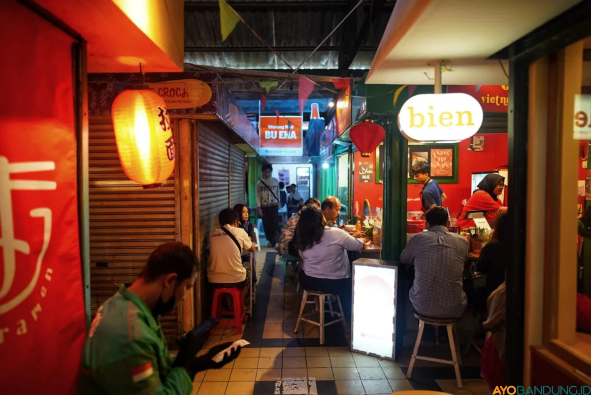 Penjajal kuliner memadati Pasar Cihapit, Kota Bandung, Rabu 3 Januari 2024. Pasar ini sekarang menjadi tujuan utama wisatawan domestik untuk berburu berbagai jenis kuliner. (Sumber: ayobandung.id | Foto: Kavin Faza)