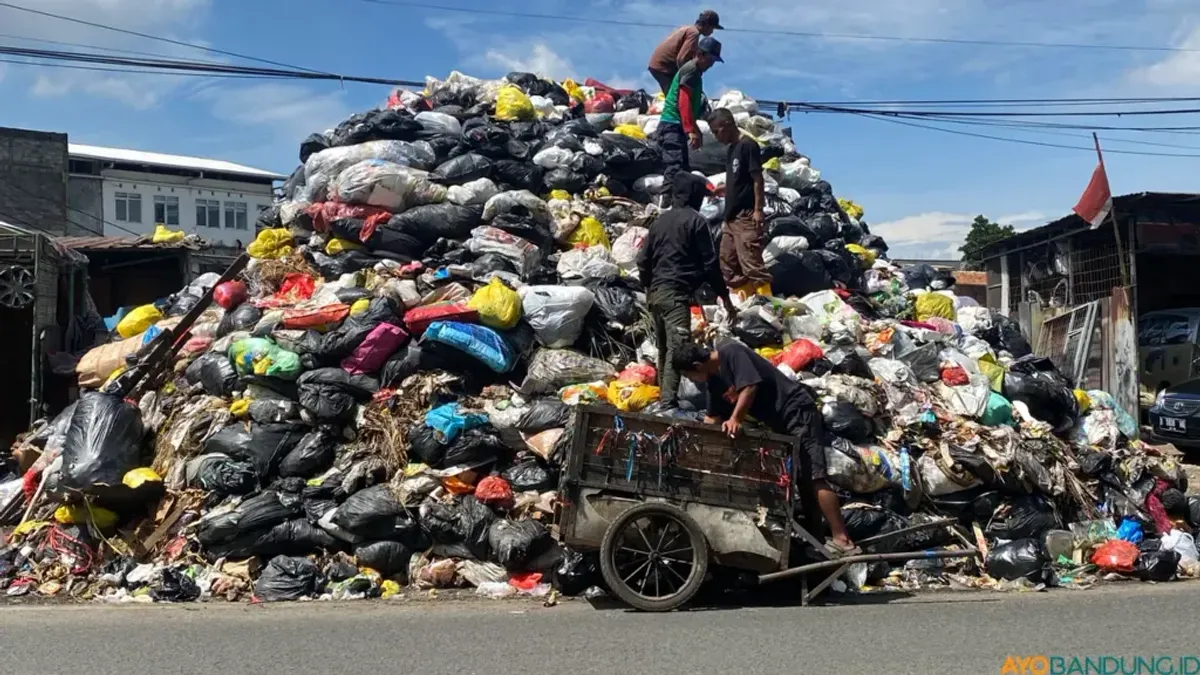 "Gunung" sampah di Tempat Pembuangan Sampah (TPS) Dakota di Jl. Gunung Batu, Sukaraja, Kecamatan Cicendo, Kota Bandung pada Jumat, 7 November 2025. (Sumber: AyoBandung | Foto: Ikbal Tawakal)