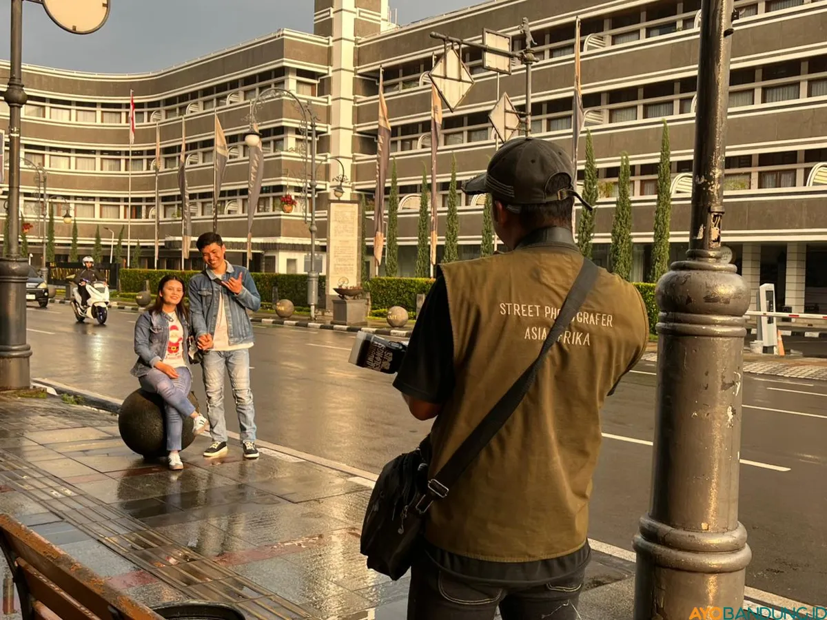 Salah satu daya tarik utama Kota Bandung, adalah berfoto dengan latar belakang bangunan bersejarah seperti Hotel Savoy Homann. (Sumber: ayobandung.id | Foto: Toni Hermawan)