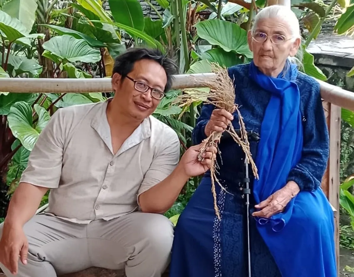 Nenek dan cucu tercinta dalam sebuah kebersamaan yang hangat. Keduanya menjadi pasangan yang banyak digemari dan menarik perhatian para netizen di media sosial. (Sumber: Kang Iyan)