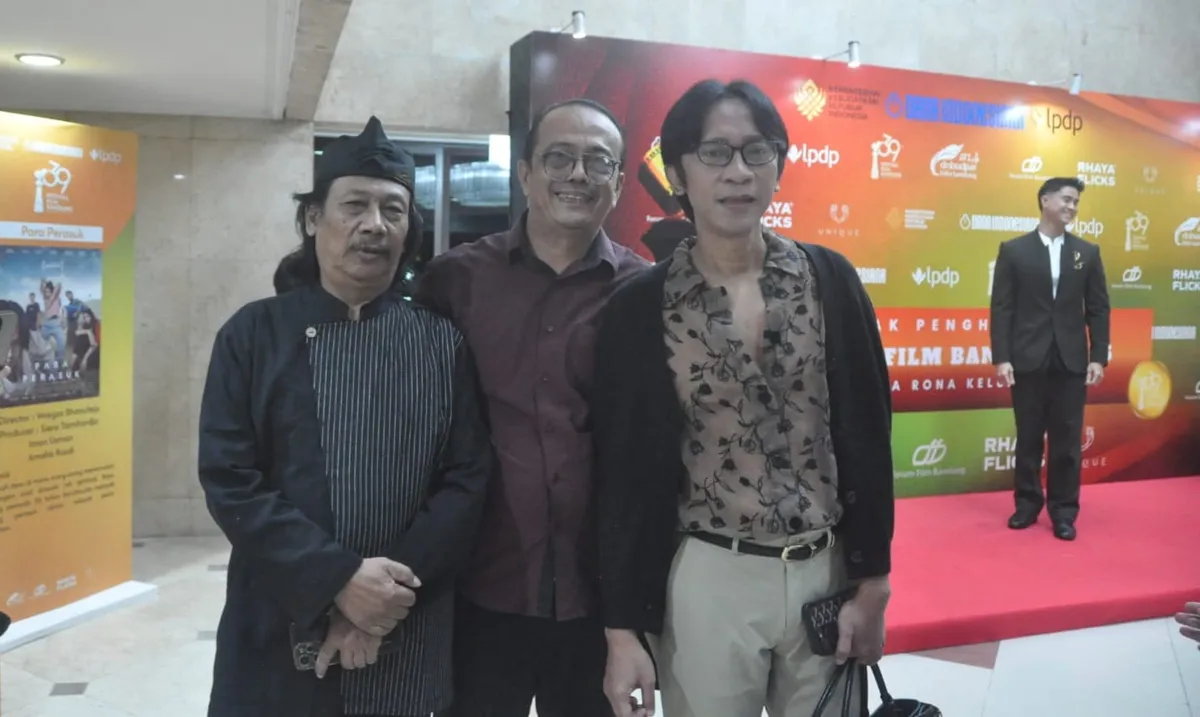 Aming, peraih penghargaan Pemeran Pembantu Pria Terpuji Film Indonesia melalui film Ghost in the Cell, berfoto bersama penulis dan Rosyid E. Abby, Panitia Pelaksana FFB 2026. (Foto: Agus Wahyudi)