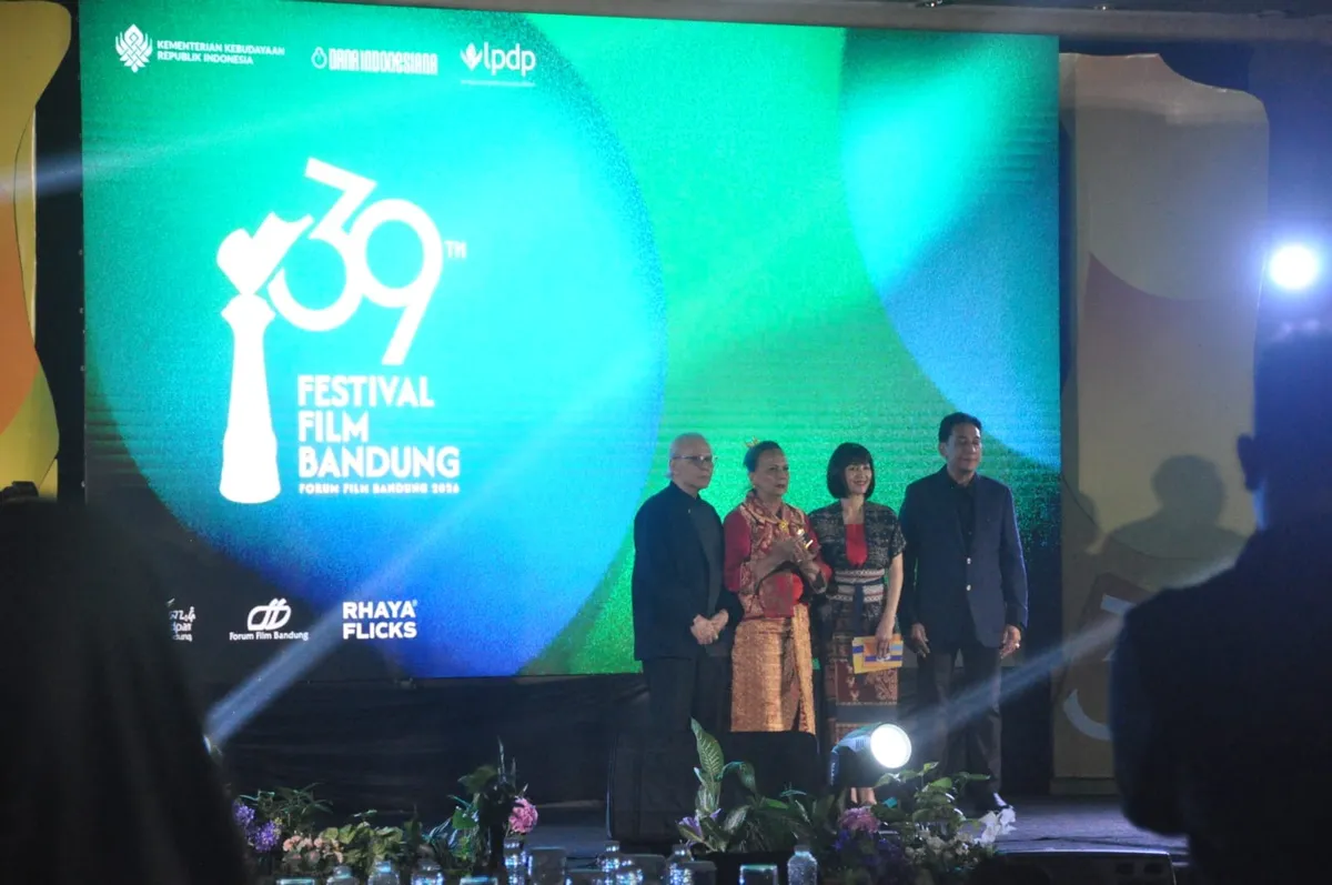 Christine Hakim menerima penghargaan Lifetime Achievement Festival Film Bandung (FFB) 2026 atas dedikasi dan kiprahnya yang panjang dalam perfilman nasional. (Foto: Agus Wahyudi)