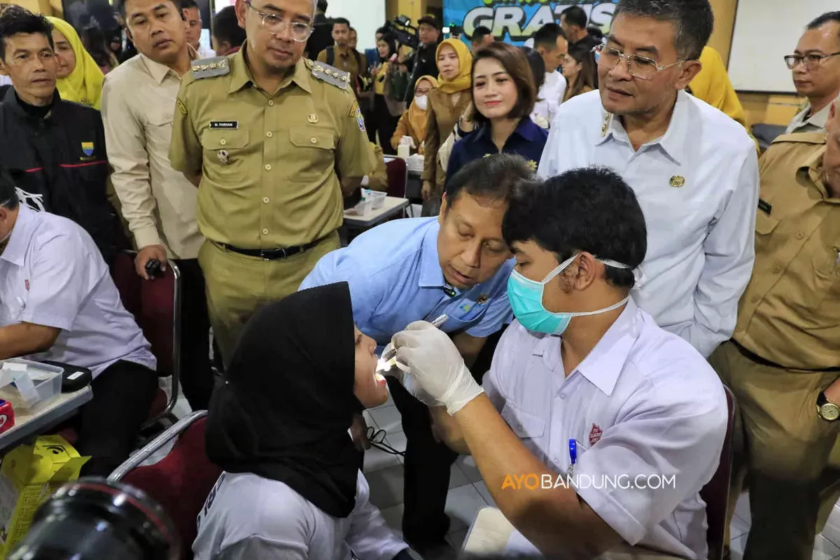 Pelaksanaan program cek kesehatan gratis (CKG) untuk anak sekolah di SMPN 5 Bandung, Jalan Jawa, Kota Bandung, Senin 4 Agustus 2025. (Sumber: Ayobandung | Foto: Irfan Al-Faritsi)