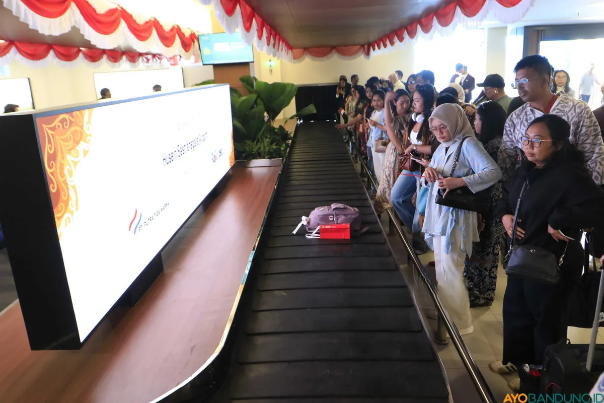 Penumpang mengambil barangnya di Conveyor Belt Bandara Husein Sastranegara, Kota Bandung, Jumat 14 Agustus 2026. (Sumber: ayobandung.id | Foto: Irfan Al Faritsi)