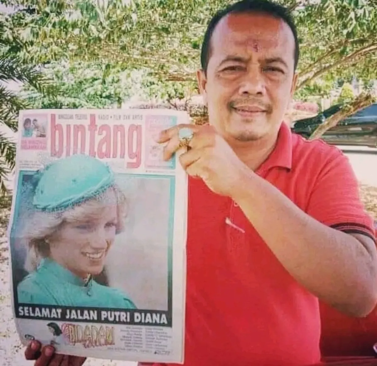 Kin Sanubary bersama koleksi Tabloid Bintang edisi khusus Lady Diana, yang terbit pada September 1997, menjadi salah satu arsip cetak yang merekam suasana pemberitaan seputar wafatnya Putri Diana. (Sumber: Kin Sanubary)