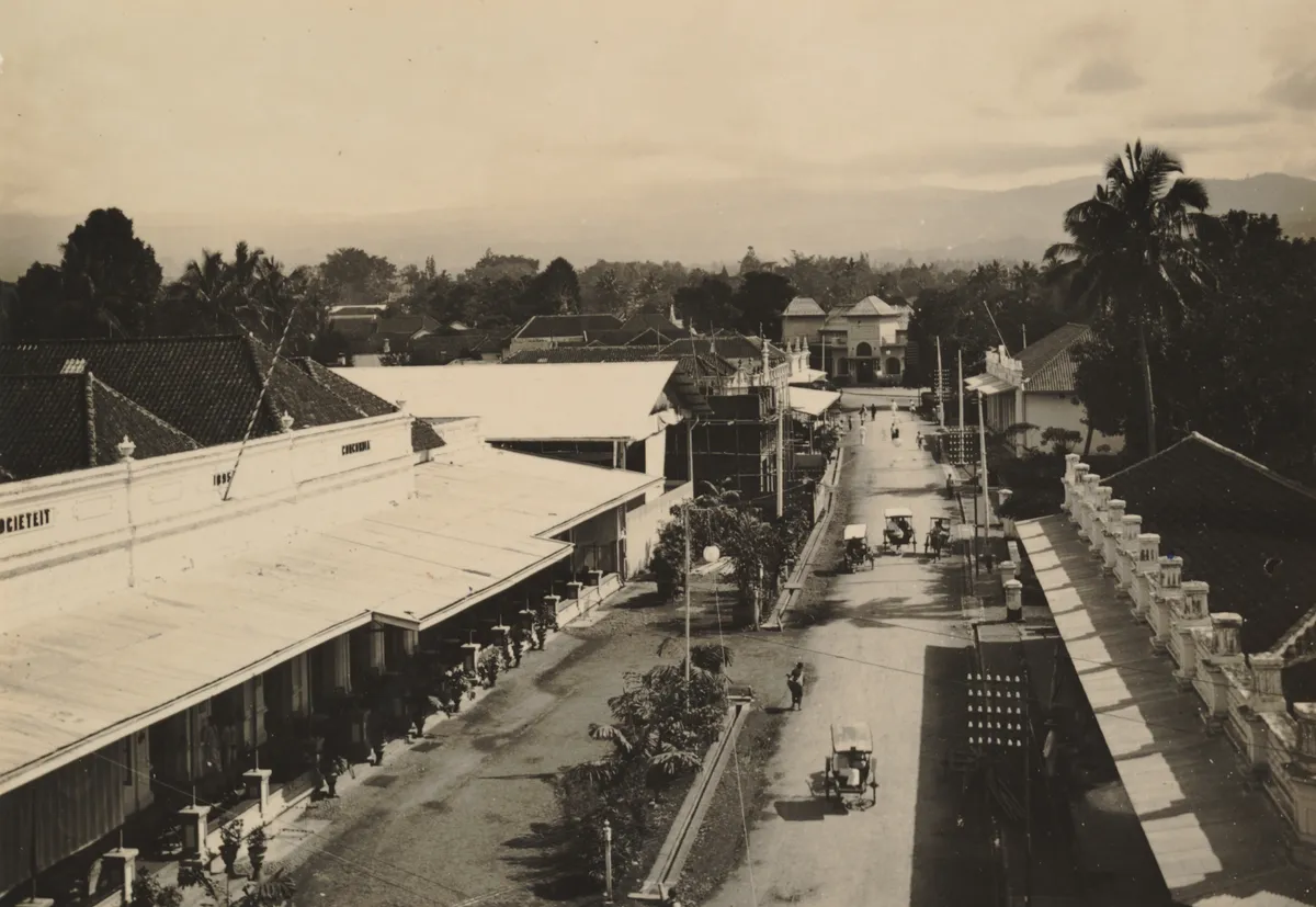 Tampakan toko De Vries di Jalan Baraga tahun 1912. (Sumber: KITLV)