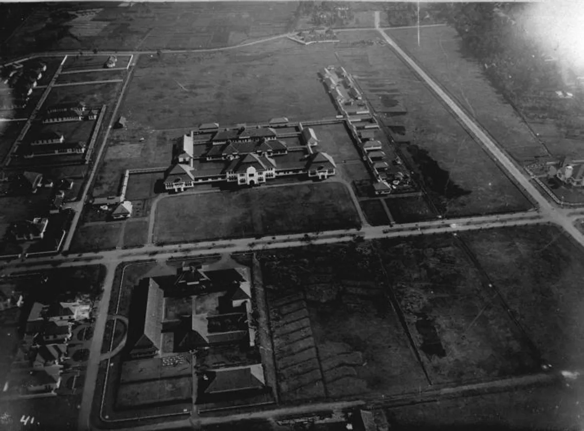 Pemandangan udara Institut Pasteur di Bandung tahun 1925. (Sumber: Tropenmuseum)