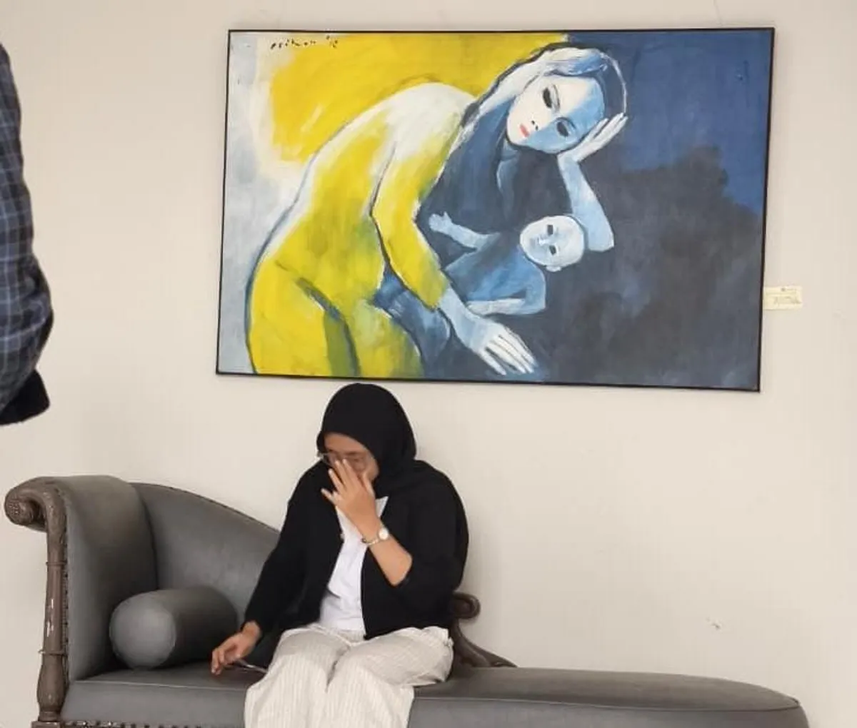 DIbawah Lukisan Jeihan Sukmantoro (Sumber: Arsip Pribadi Penulis | Foto: Penulis)