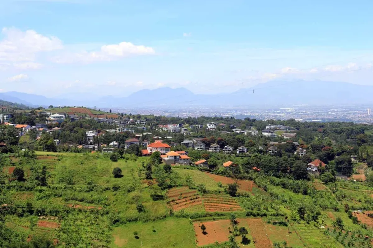 Kondisi kawasan resapan air yang beralih fungsi menjadi permukiman dan lahan pertanian di Kawasan Bandung Utara (KBU), Kabupaten Bandung, Rabu 7 Mei 2025. (Sumber: Ayobandung.com | Foto: Irfan Al-Faritsi)