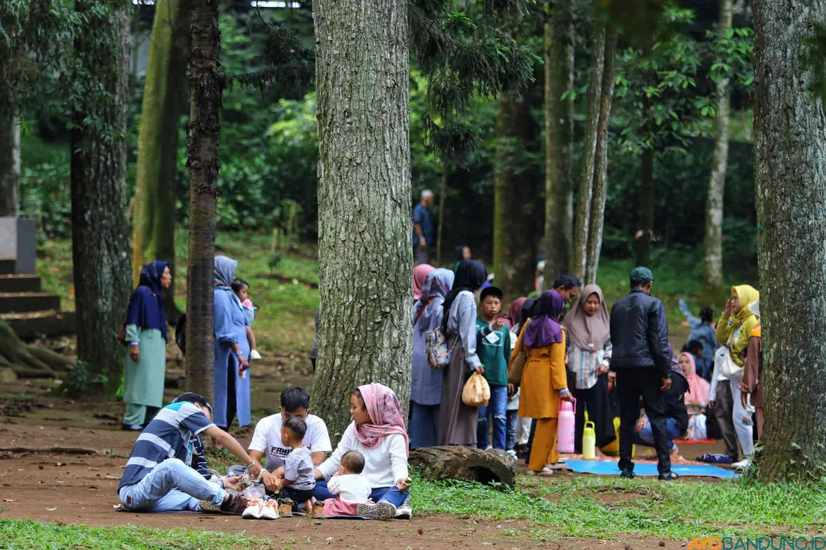 Warga memanfaatkan waktu liburan untuk berkumpul dan makan bersama di Kebun Binatang Bandung. (Sumber: ayobandung.id | Foto: Irfan Al Faritsi)