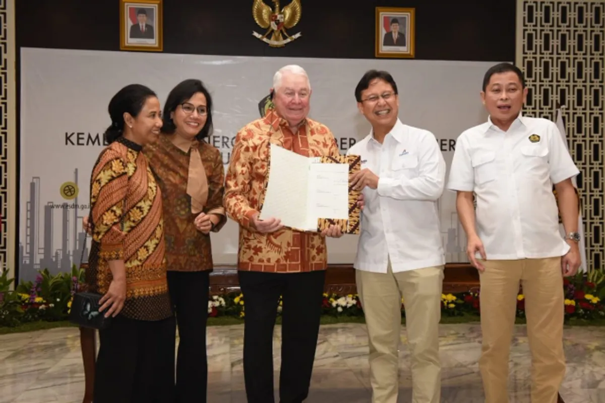 Menteri ESDM Ignasius Jonan bersama Dirut Inalum, CEO Freeport, Menkeu, dan Menteri BUMN menunjukkan naskah perjanjian yang divestasi saham Freeport. (Sumber: Kementerian ESDM)