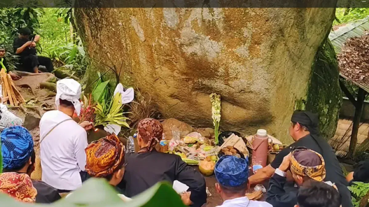 Warga adat melakukan ritual ruatan di kaki Gunung Manglayang sebagai bentuk ungkapan syukur dan doa keselamatan bagi alam serta masyarakat sekitar.di Gunung Manglayang, Cibiru, Bandung 20 Maret 2025 (Sumber: Ayobandung.id | Foto: Oscar Yasunari)