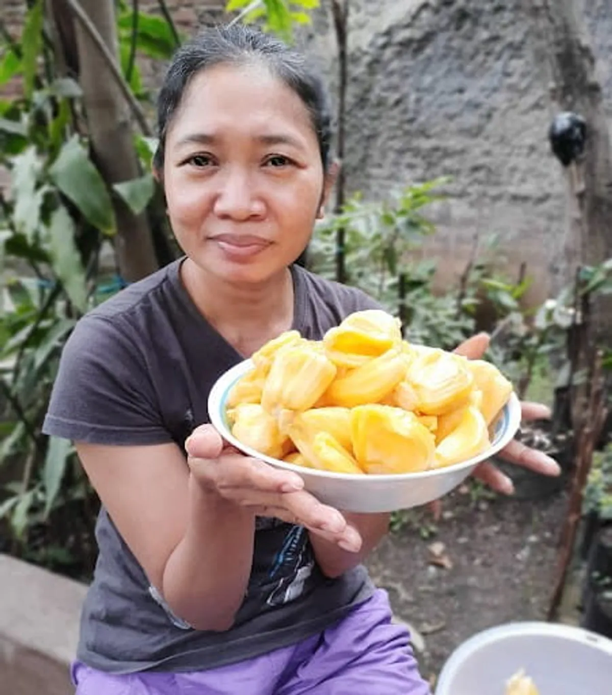 Mengupas buah nangka hasil kebun penulis (Sumber: dokumen pribadi | Foto: Sri Maryati)