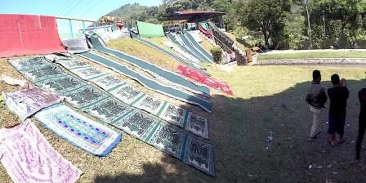 Warga menjemur karpet yang telah dicuci di Bendungan Cibeureum, Desa Sadu, Kecamatan Soreang, Kabupaten Bandung, Rabu (20/6/2018). (Sumber: AyoBandung.com | Foto: Mildan Abdalloh)