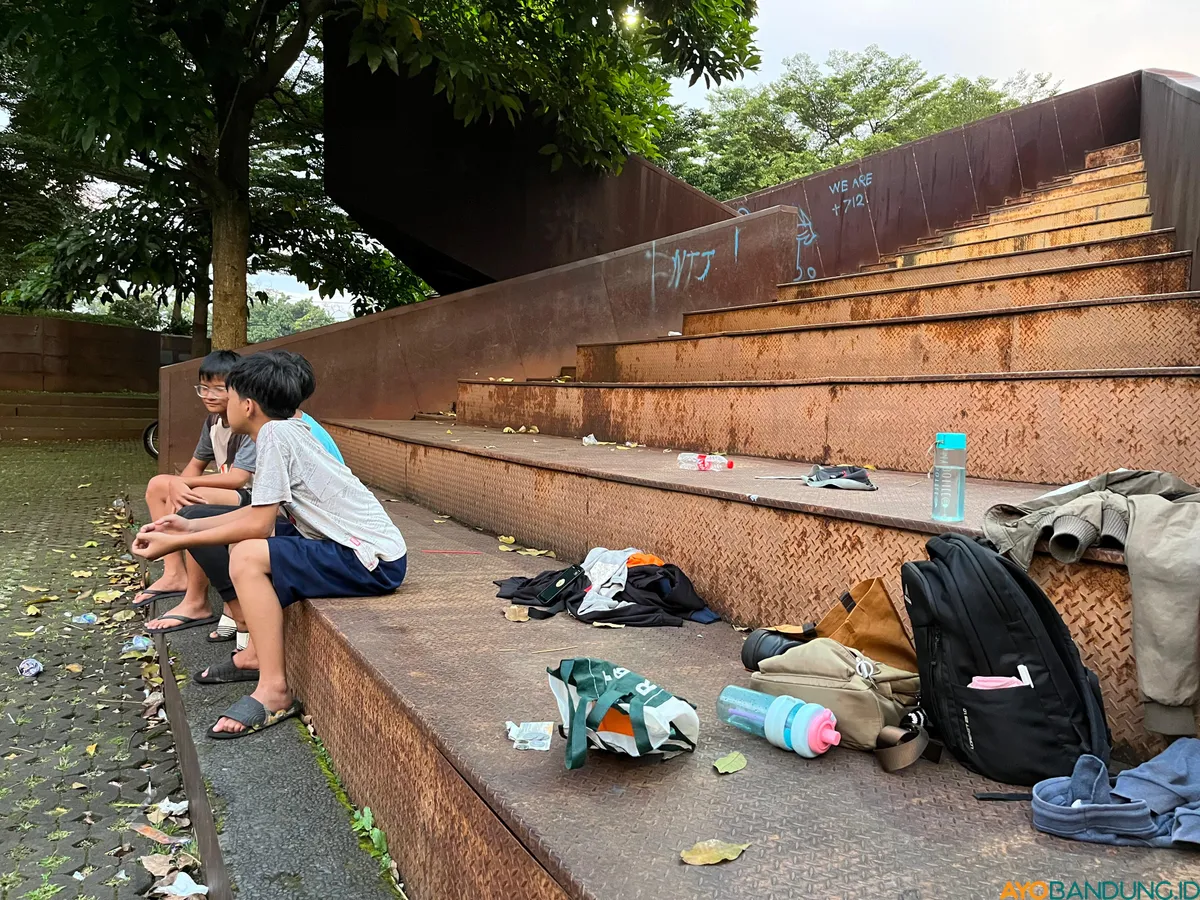 Suasana Alun-alun Cicendo yang tak terawat, usang, dan banyak sampah. (Sumber: ayobandung.id | Foto: Ilham Maulana)