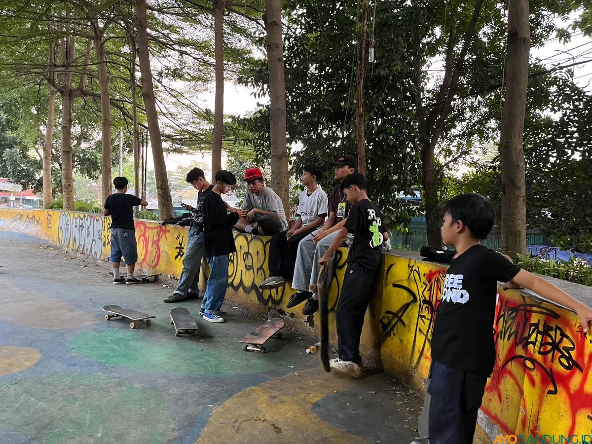 Anak-anak bermain skateboard di Alun-alun Cicendo. (Sumber: ayobandung.id | Foto: Ilham Maulana)