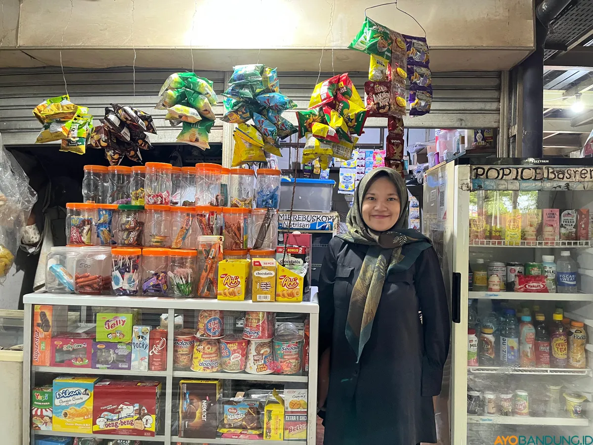 Wida Widyaningsih pedagang setempat merasakan dampak sepinya pengunjung di Alun-alun Cicendo. (Sumber: ayobandung.id | Foto: Ilham Maulana)