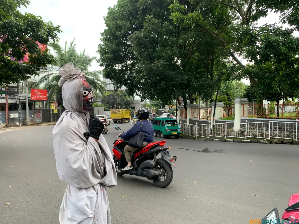 Pocong QRIS bisa ditemukan wisatawan di jalur Bandung-Lembang. (Sumber: ayobandung.id | Foto: Halwa Raudhatul)
