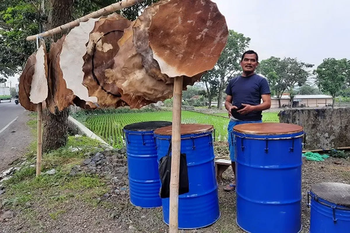 Salah satu lapak pedagang kulit dan bedug di Jalan Ir. H. Djuanda, Linggajaya, Mangkubumi, Kota Tasikmalaya, Kamis, 29 April 2021). (Sumber: Ayotasik.com | Foto: Heru Rukanda)
