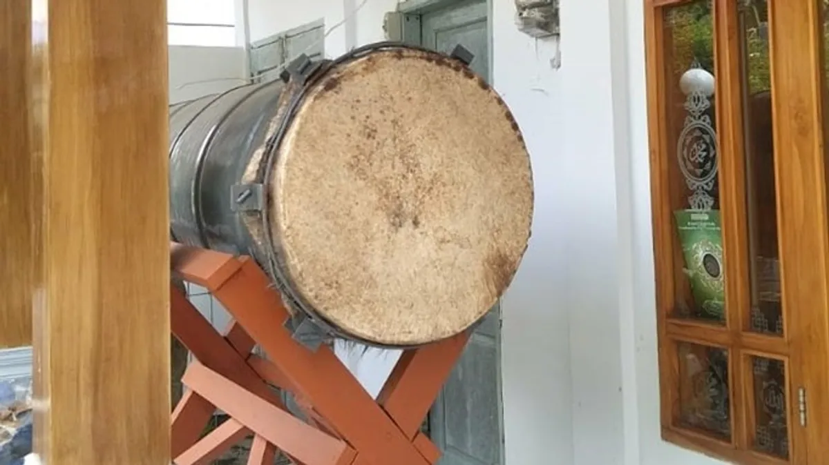 Bedug di masjid Darussalam Bungbulang Garut Kidul, Selasa, 2 April 2024. (Sumber: Istimewa | Foto: Nuralimat Hakiah (pun alo))