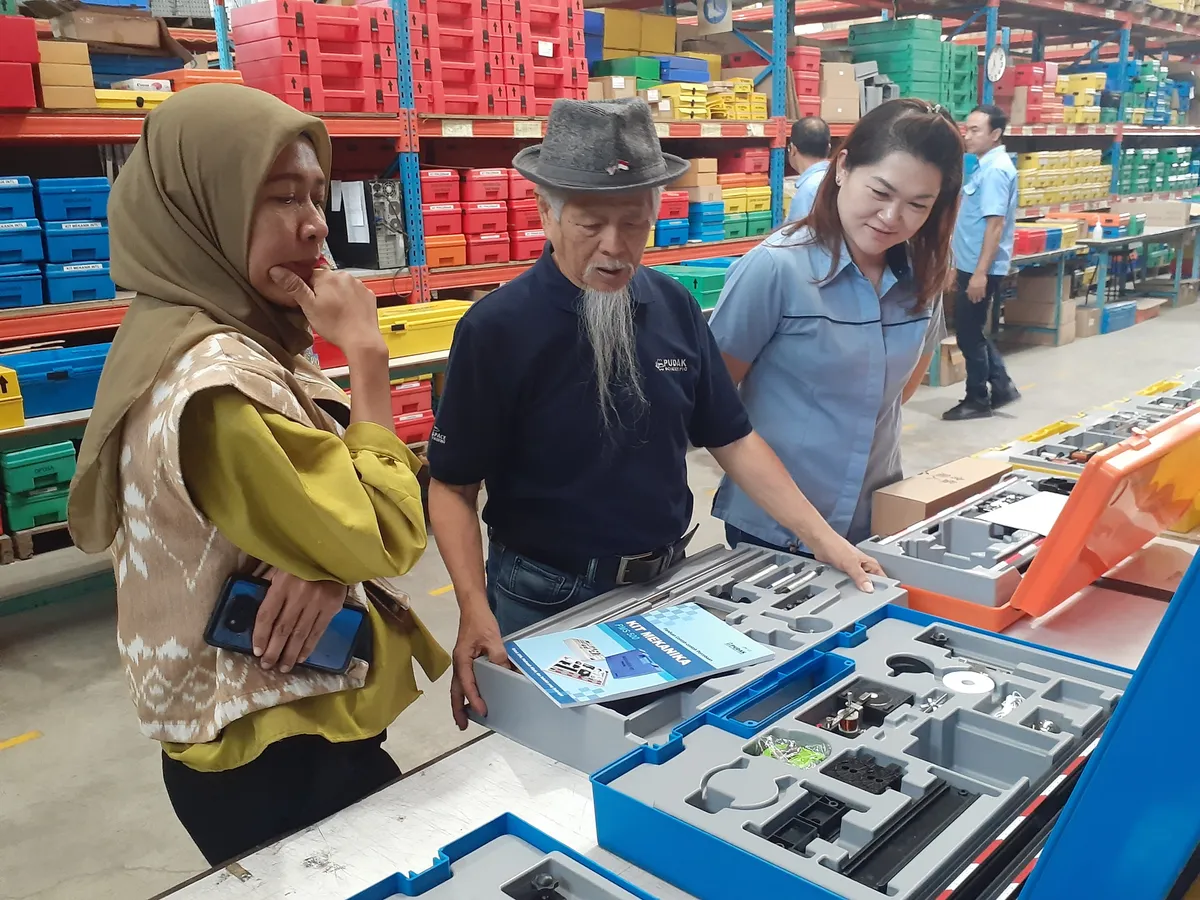 Hendro Wangsanegara tengah menjelaskan tentang produk alat peraga pendidikan dan praktikum sekolah kepada tamunya dari Kementerian Perindustrian (Sumber: dokpri | Foto: Totok Siswantara)