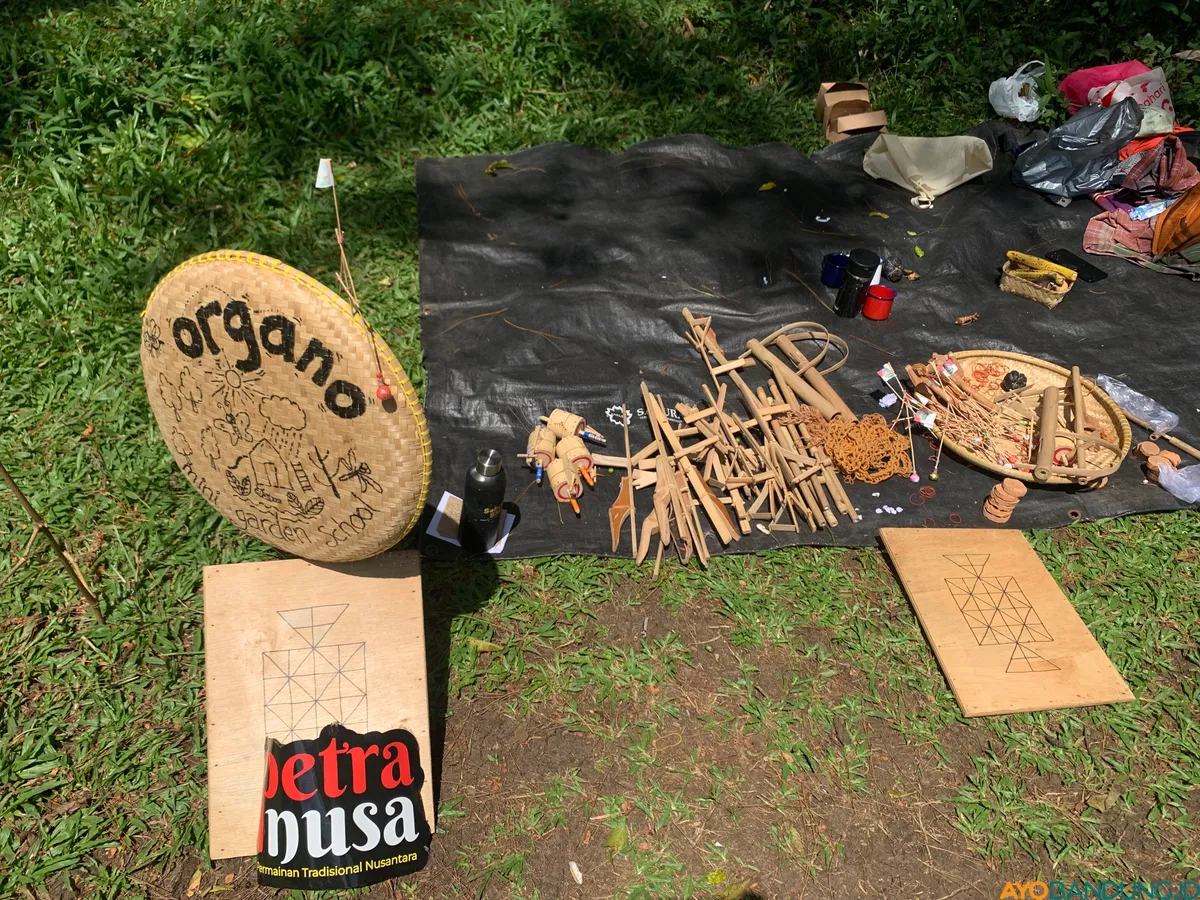 Alat-alat yang digunakan dalam permainan tradisional yang semuanya terbuat dari bahan alam. (Sumber: ayobandung.id | Foto: Halwa Raudhatul)