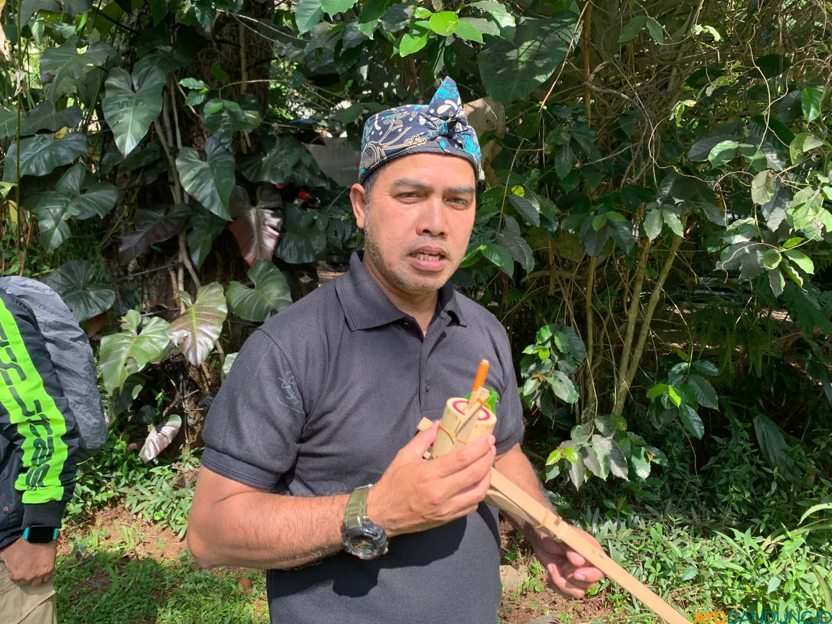 Edi Junaidi bersama komunitas Petra Nusa memiliki misi untuk melestarikan permainan nusantara yang nyaris punah. (Sumber: ayobandung.id | Foto: Halwa Raudhatul)
