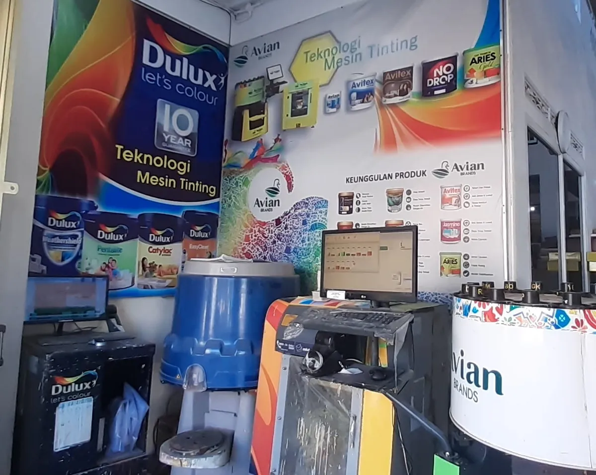 Mesin untuk menciptakan jenis warna tertentu pada cat dengan cara pencampuran warna dasar di toko bangunan (Sumber: dokpri | Foto: Totok Siswantara)