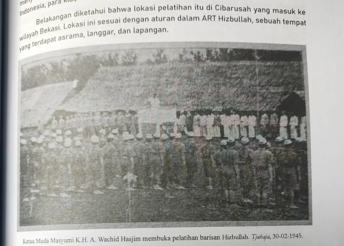 Pelatihan Hizbullah di Cibarusah (Sumber: buku KH. Anwar Musaddad: Ketua Kokesin dan Pendiri Hizbullah Priangan karya Iip D. Yahya, terbitan Lakpesdam PWNU Jawa Barat (2025) | Foto: Istimewa)