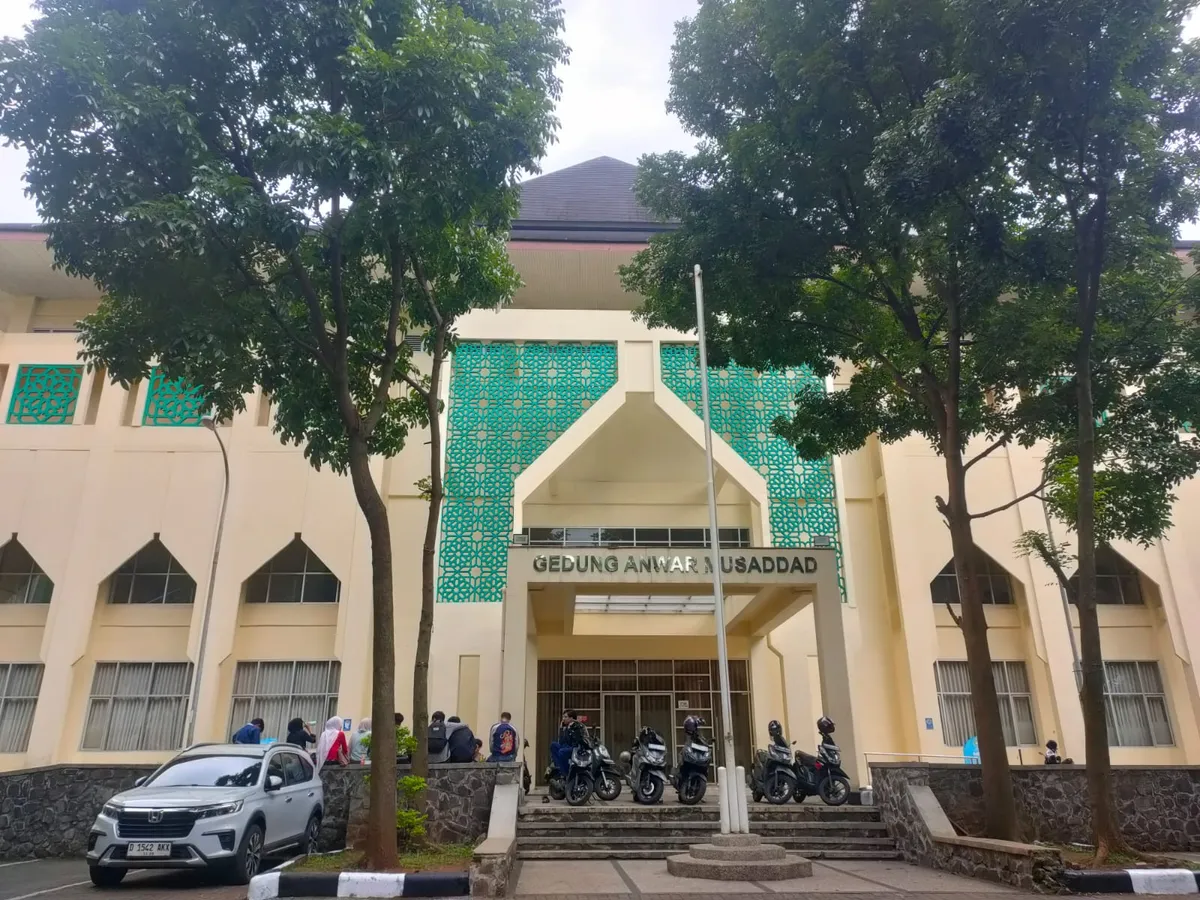 Saat senja hari di depan Gedung Anwar Musaddad UIN Sunan Gunung Djati Bandung, Kampus I, Selasa (10/2/2026) (Sumber: Istimewa | Foto: IBN GHIFARIE)