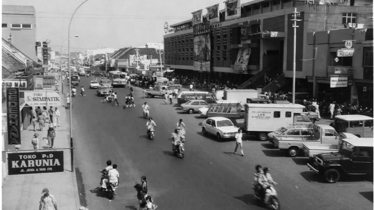Suasana Jalan Ahmad Yani Cicadas Bandung tahun 1980-an. (Sumber: Nationaal Museum van Wereldculturen | Foto: Henk van Rinsum)