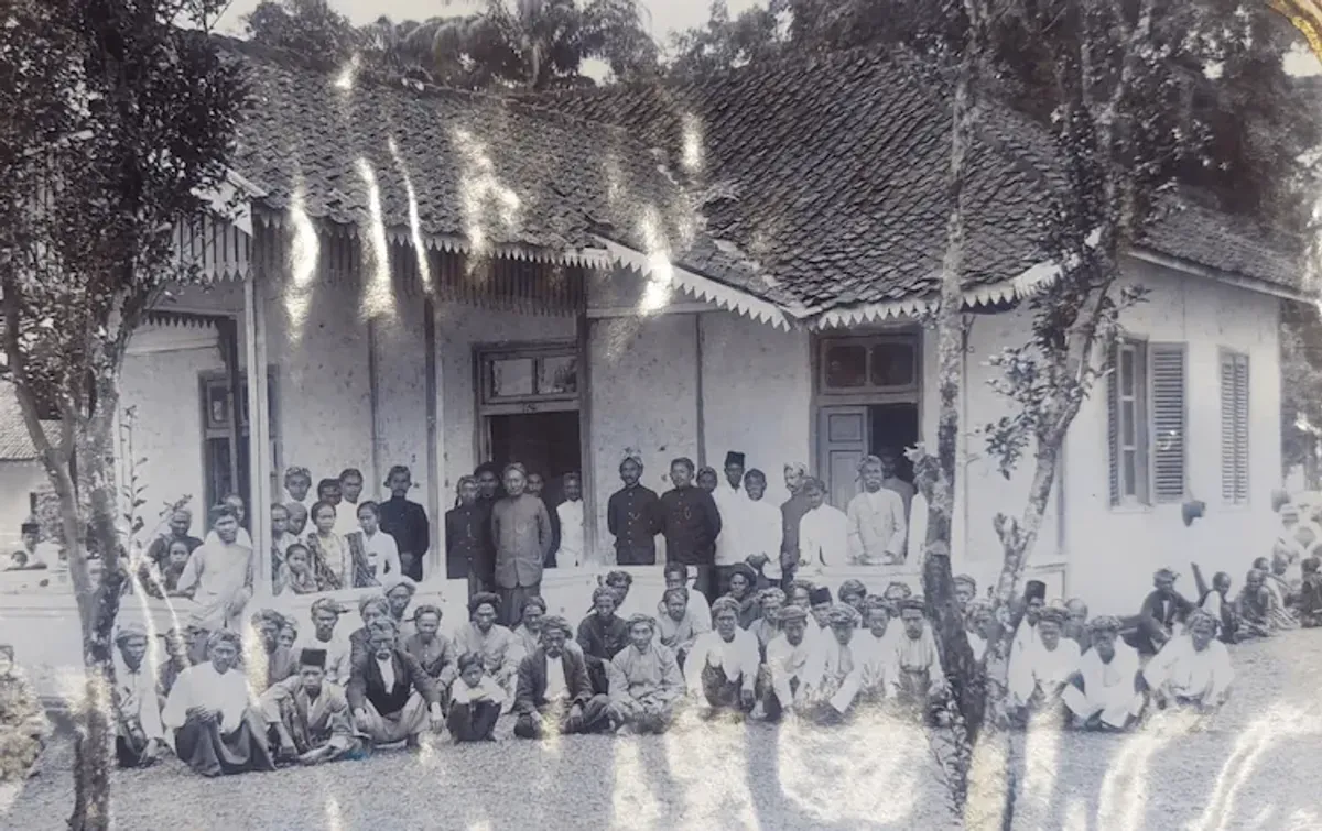 Foto kantor urusan agama Garut tahun 1926 yang terdapat dalam souvenir Raad Agama Garoet untuk RA. Kern (Sumber: Koleksi Perpustakaan Universitas Leiden)