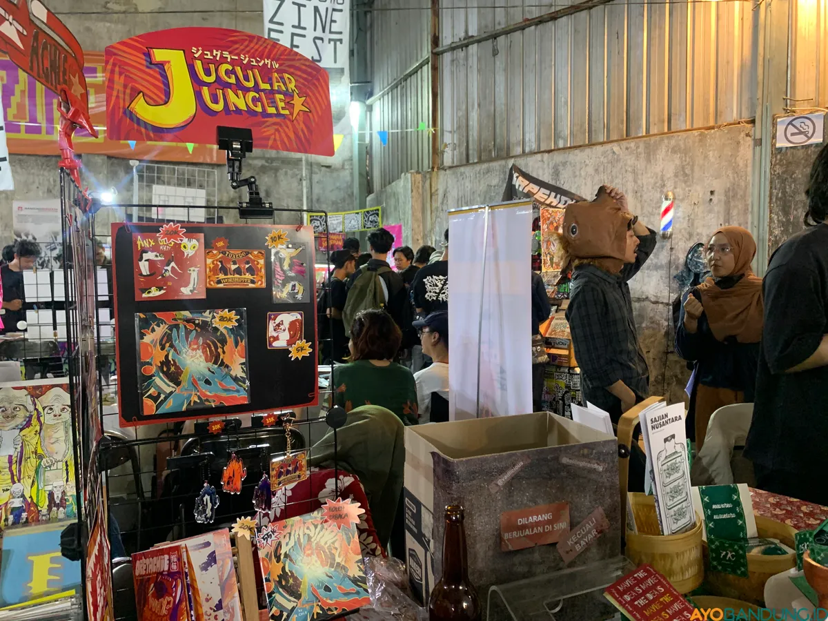 Ratusan pengunjung memadati Bandung Zine Fest 2026, menjelajahi meja-meja yang dipenuhi ribuan lembar zine. (Sumber: ayobandung.id | Foto: Halwa Raudhatul)