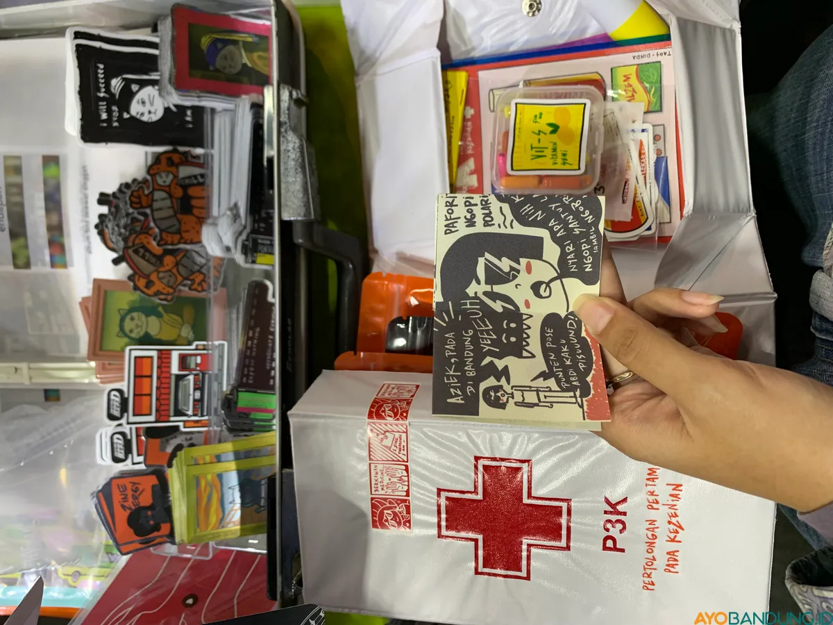 Zine menjadi pilihan yang paling tepat karena sifatnya yang inklusif dan mudah dijangkau oleh masyarakat. (Sumber: ayobandung.id | Foto: Halwa Raudhatul)