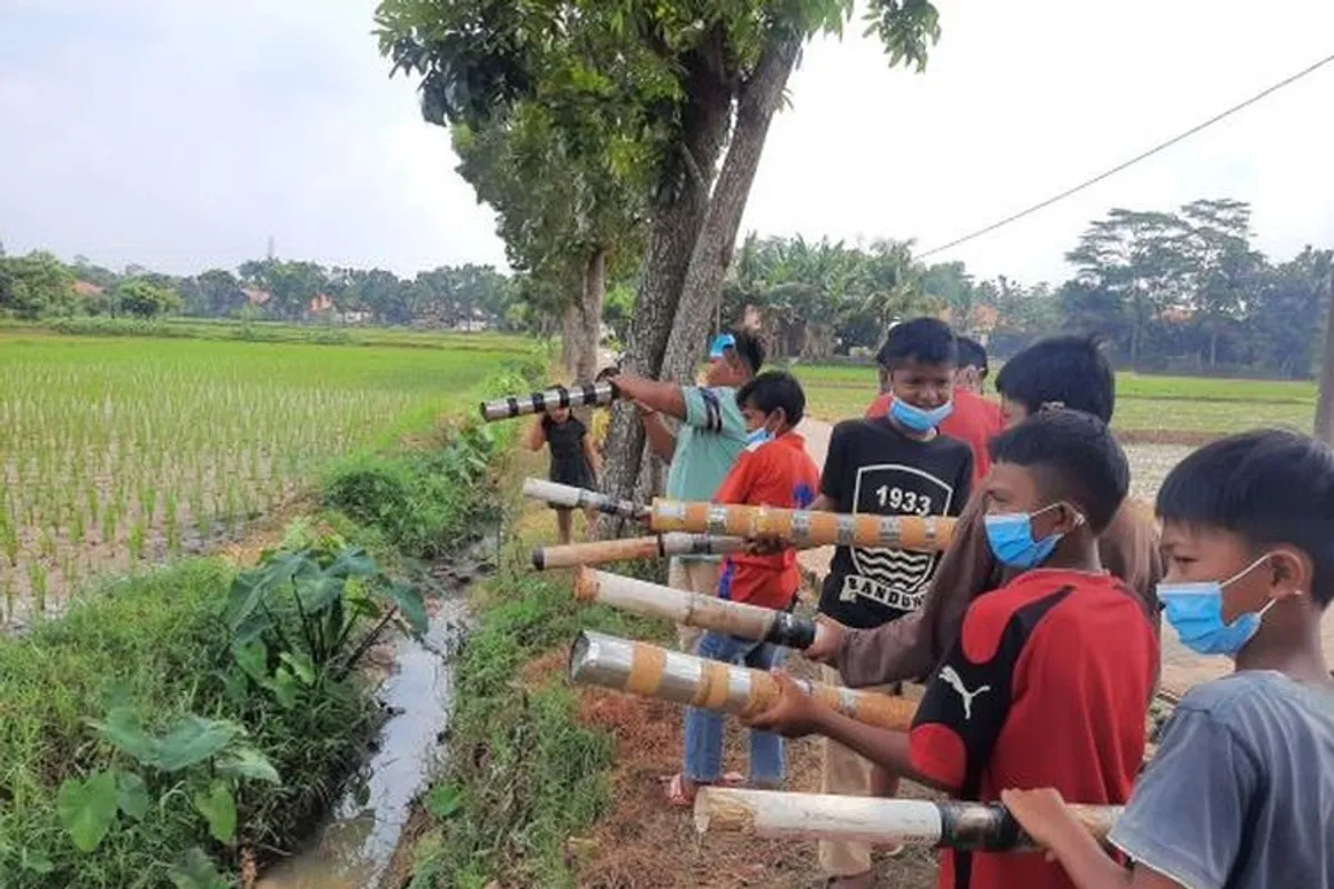 Lodong adalah permainan meriam bambu yang konon berasal dari budaya Sunda. (Sumber: Istimewa)